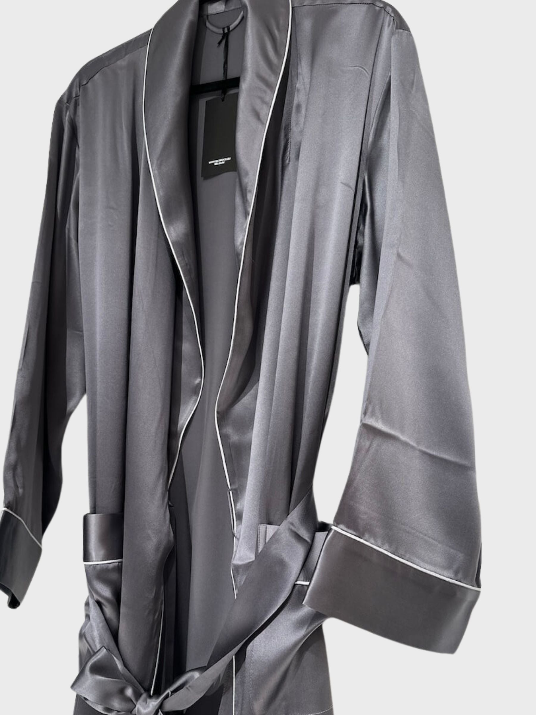 Luxuriöser Seidenbademantel