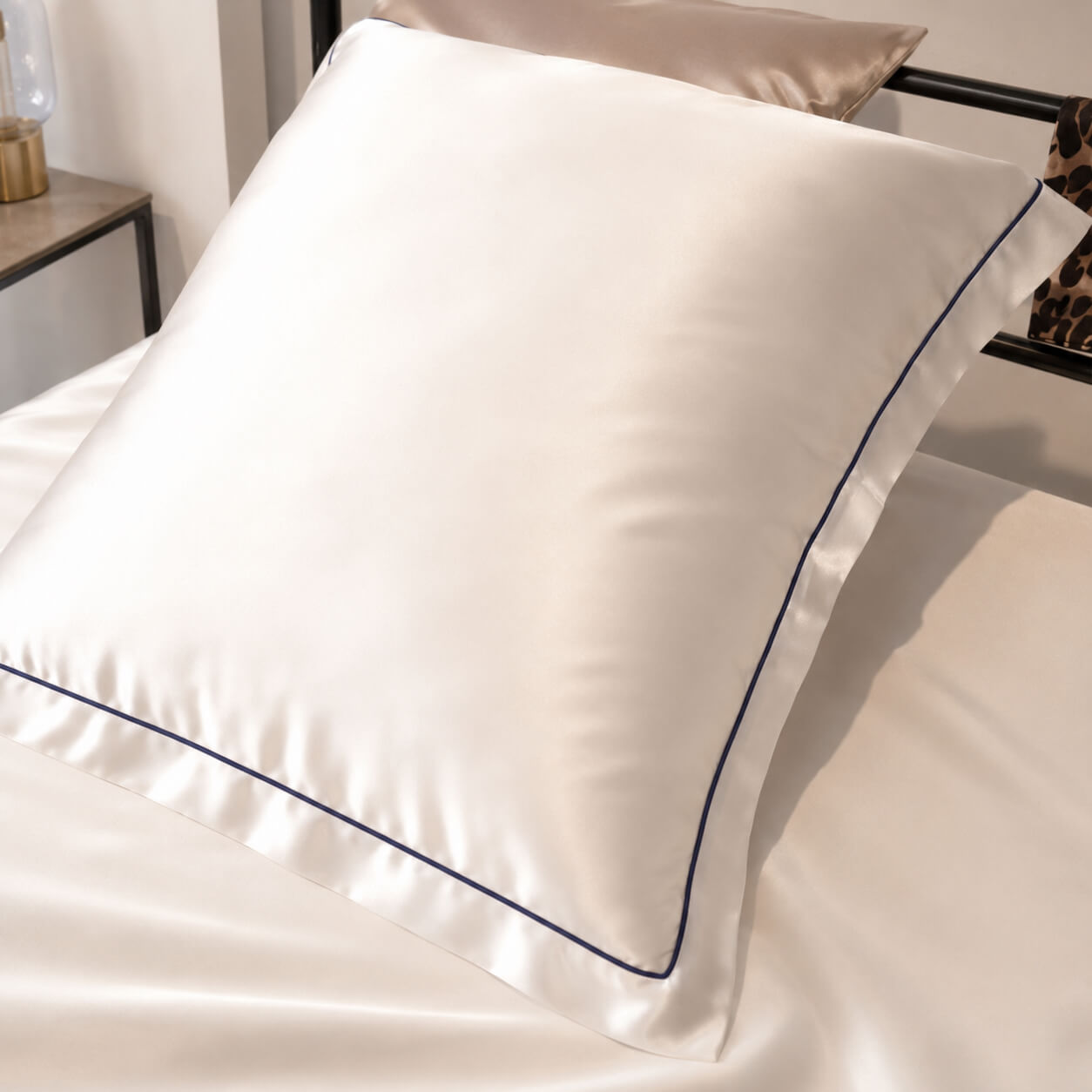 Elegantes Seidenbettwäsche-Set mit blauer Paspelierung - 22 Momme