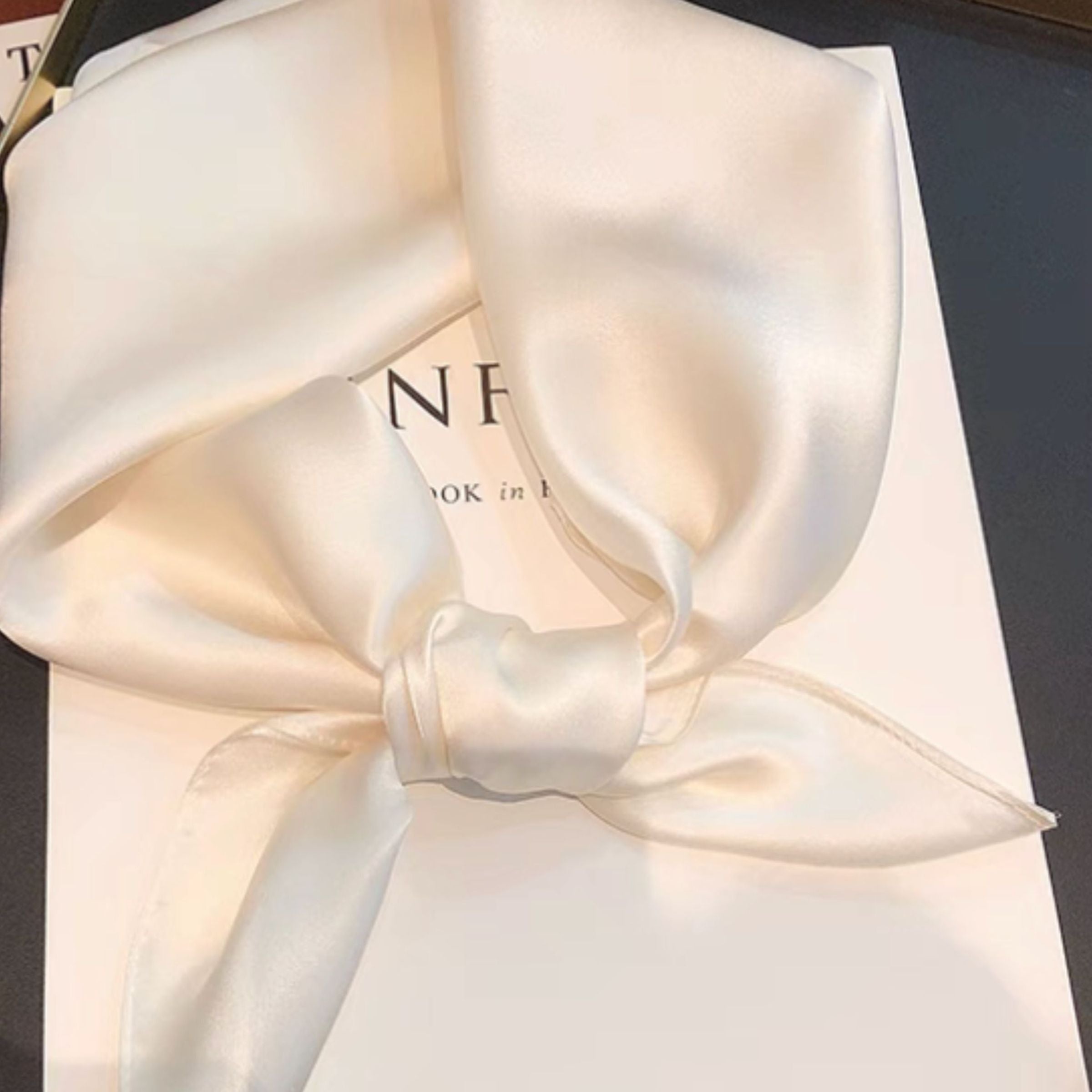 Einfarbiger Seidenschal (quadratisch)