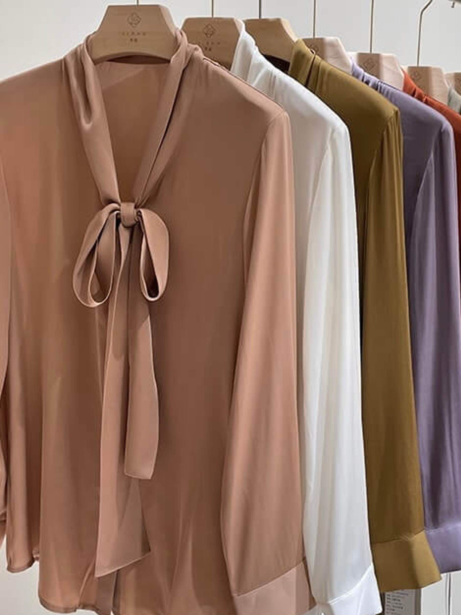 Seidenbluse mit Schleife