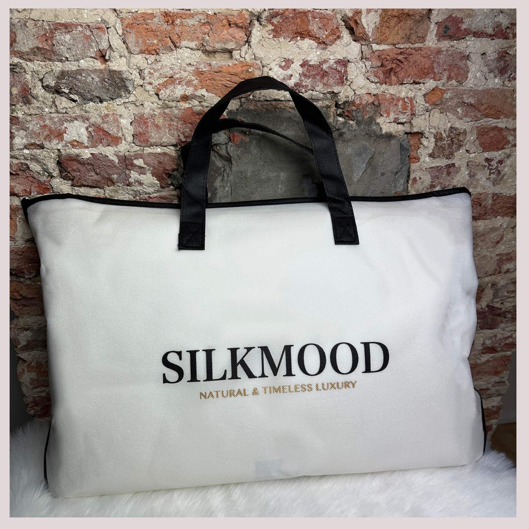 Seidenkissen mit Seidenbezug