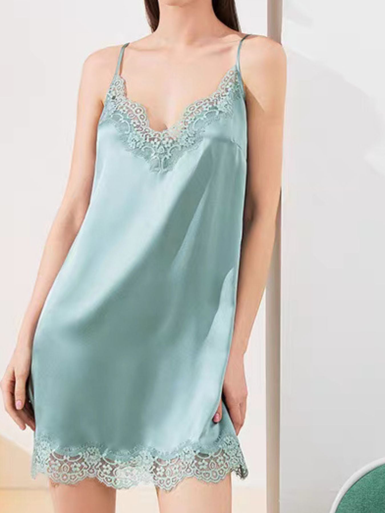 Seidennegligé mit verstellbaren Trägern