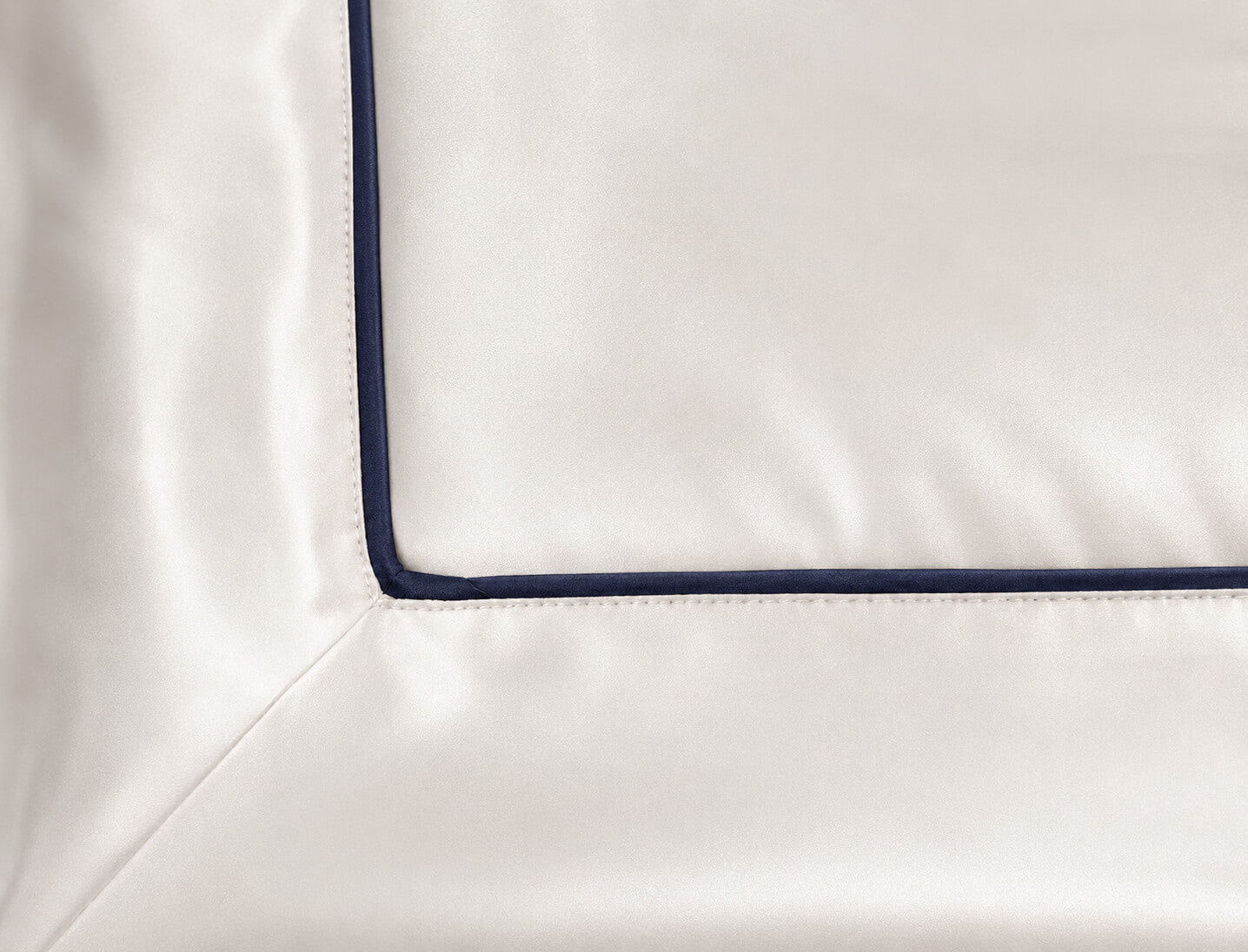Elegantes Seidenbettwäsche-Set mit blauer Paspelierung - 22 Momme